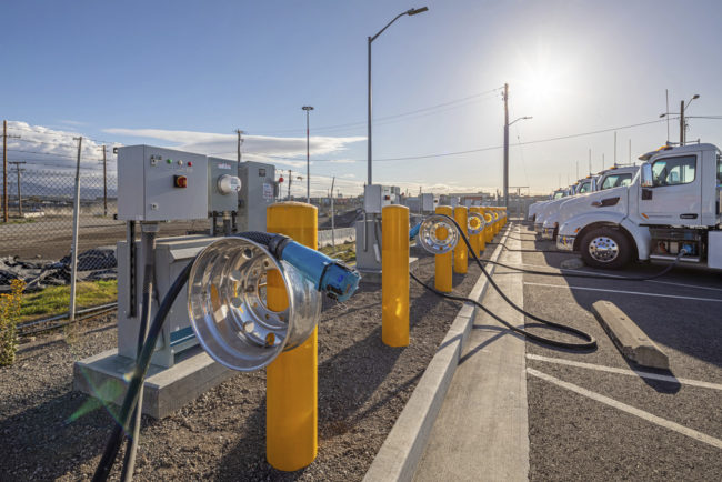 Port_of_Oakland_electric_truck_chargers.jpg