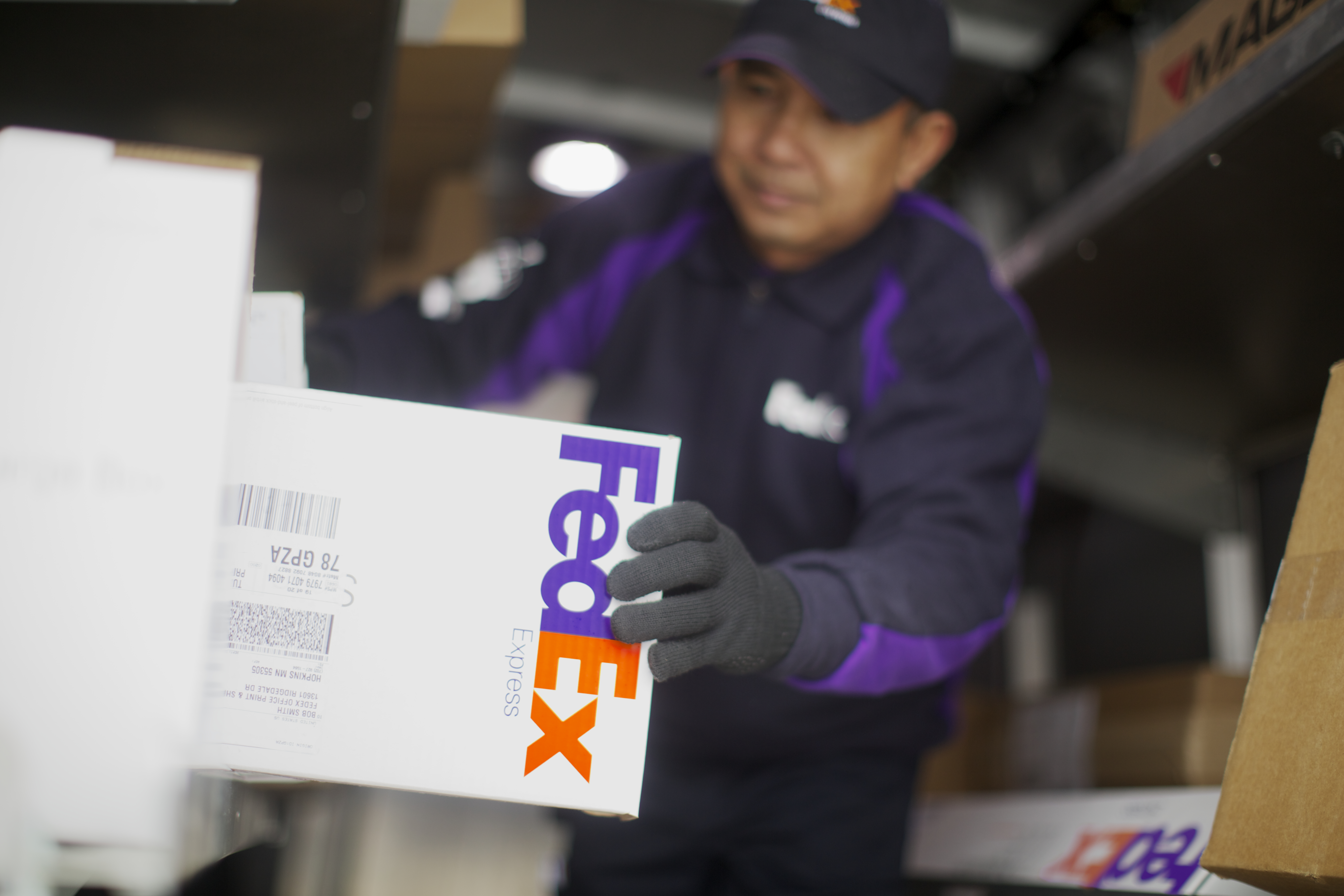 FedEx parcel handler