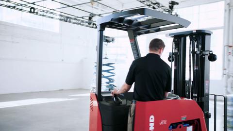 Raymond 4250 Stand Up Forklift Engineered For The Long Haul